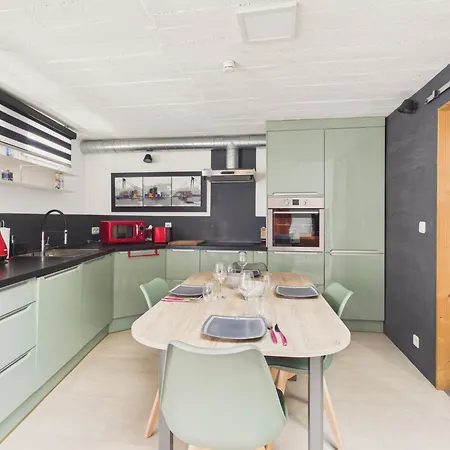 A 500 M, Duplex Pour 4, Plein Centre Порнише